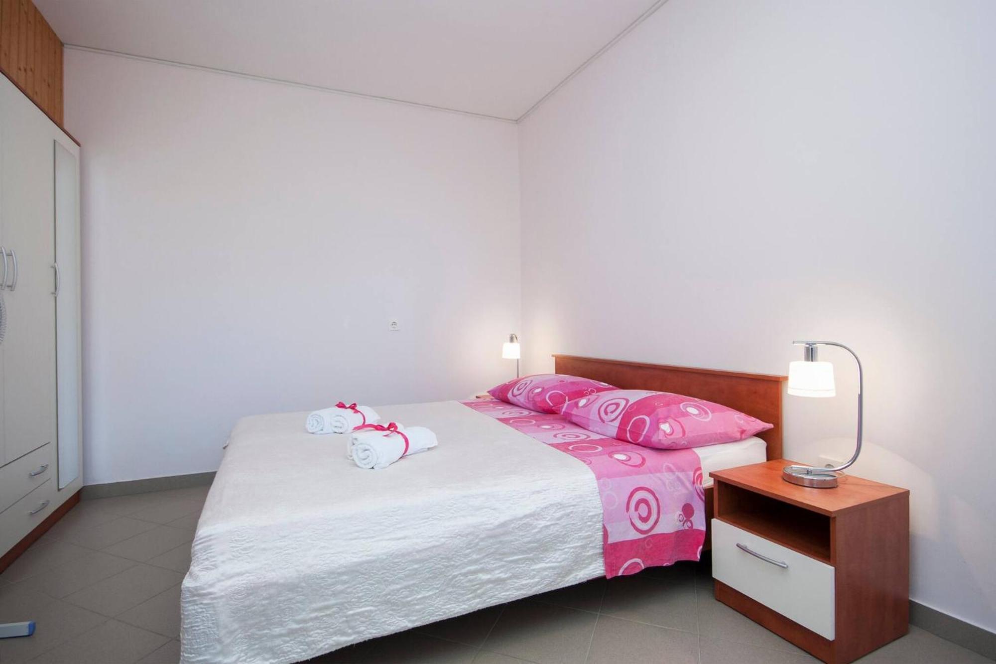 Family Apartments & Rooms Mikelin Primosten Ngoại thất bức ảnh