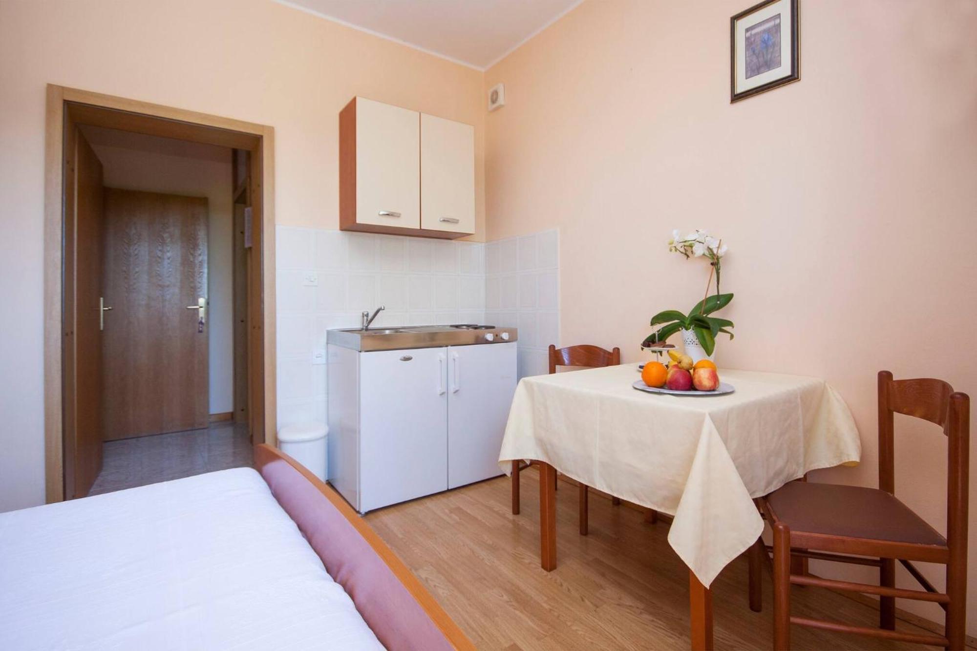 Family Apartments & Rooms Mikelin Primosten Ngoại thất bức ảnh