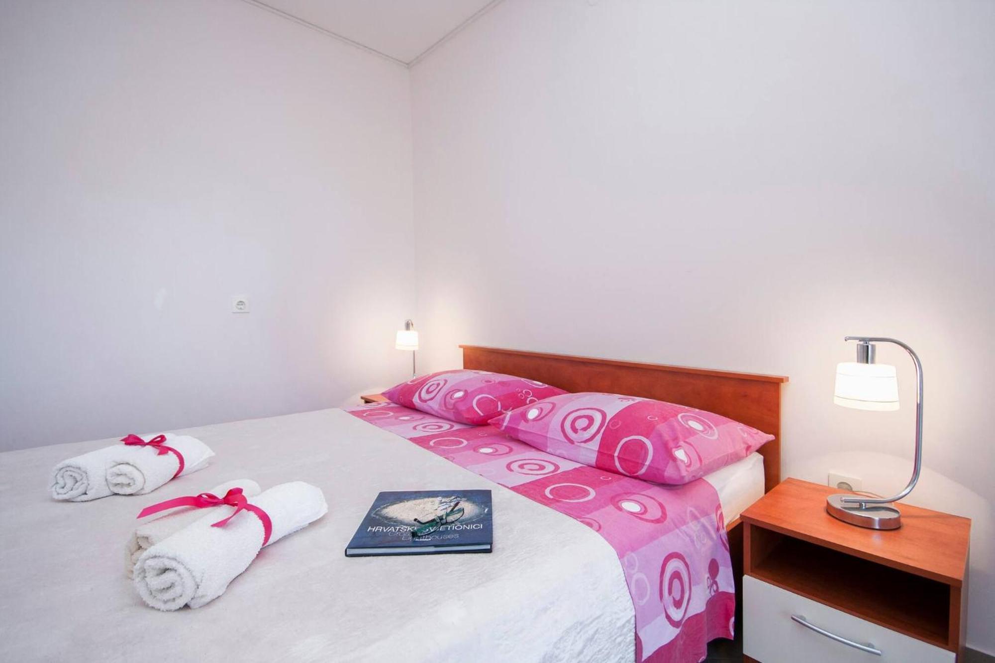 Family Apartments & Rooms Mikelin Primosten Ngoại thất bức ảnh