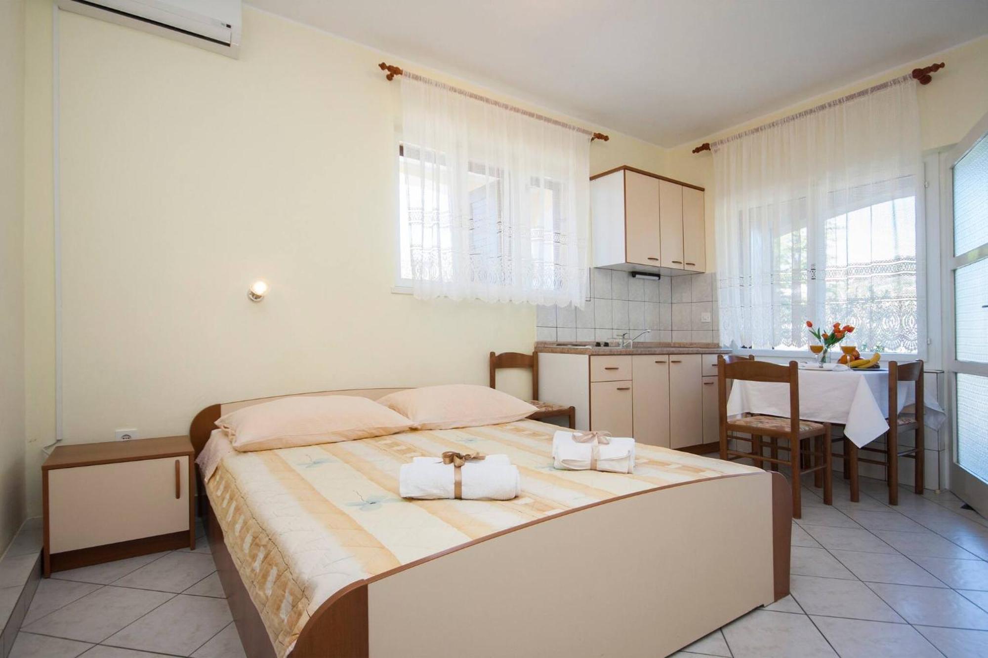Family Apartments & Rooms Mikelin Primosten Ngoại thất bức ảnh