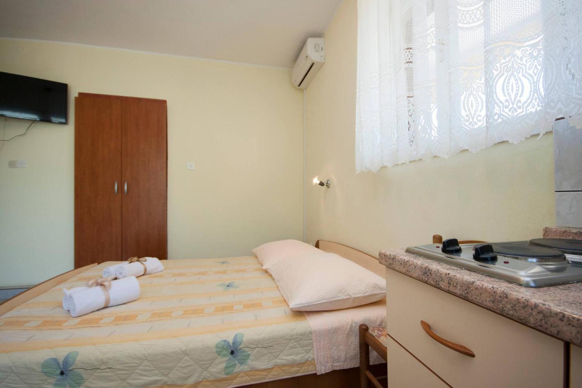 Family Apartments & Rooms Mikelin Primosten Ngoại thất bức ảnh